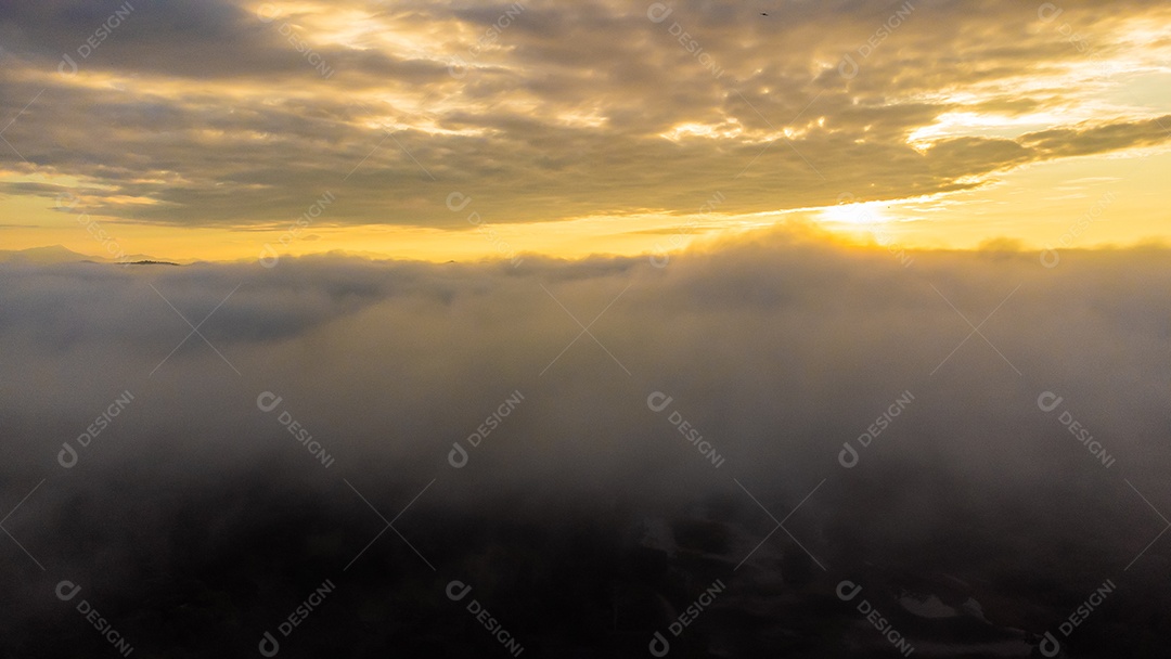 Vista aérea da paisagem Nascer do sol acima da luz dramática das nuvens