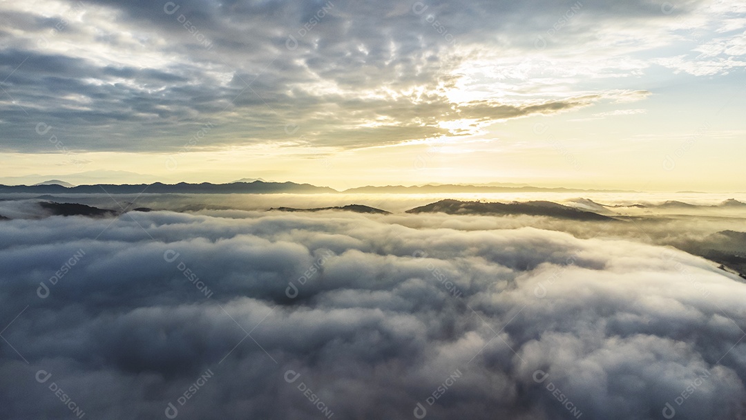 Vista aérea da paisagem Nascer do sol acima da luz dramática das nuvens