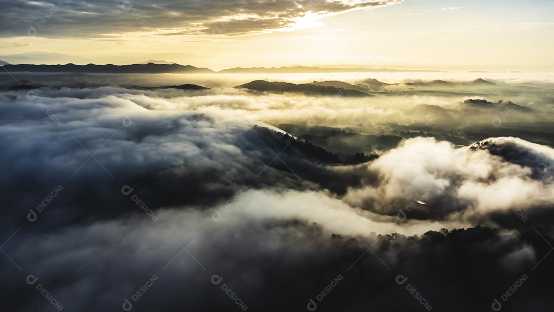 Vista aérea da paisagem Nascer do sol acima da luz dramática das nuvens