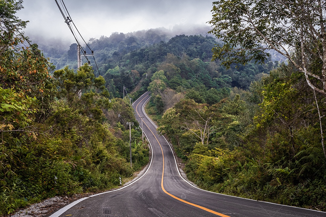 Paisagem da estrada que leva à montanha