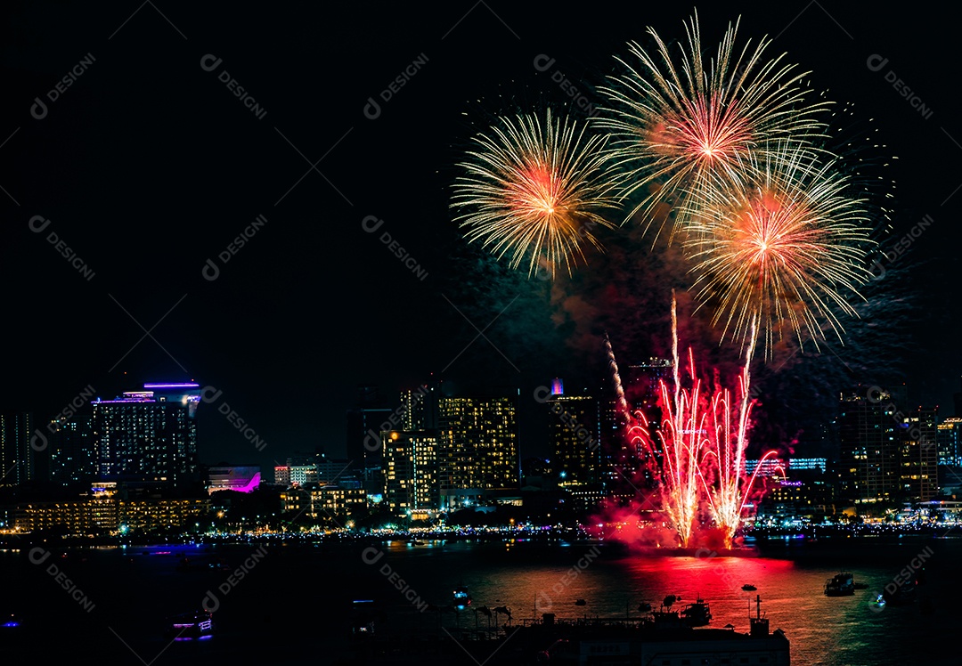 Fundo colorido abstrato de fogos de artifício ilumina o céu com exibição deslumbrante