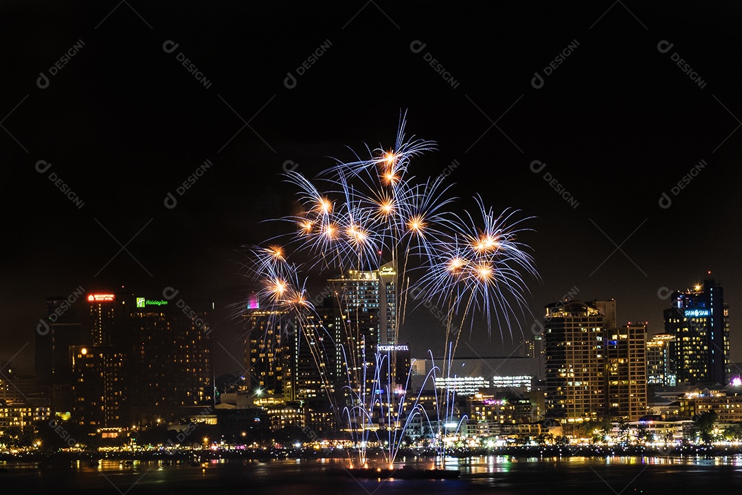 Fundo colorido abstrato de fogos de artifício ilumina o céu com exibição deslumbrante