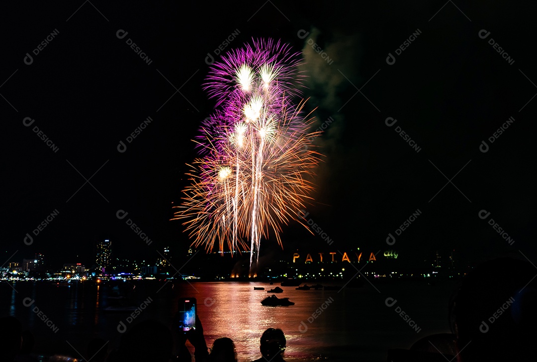Fundo colorido abstrato de fogos de artifício ilumina o céu com exibição deslumbrante