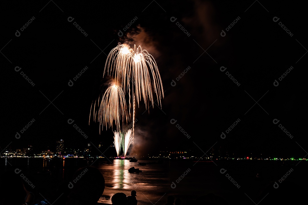 Fundo colorido abstrato de fogos de artifício ilumina o céu com exibição deslumbrante