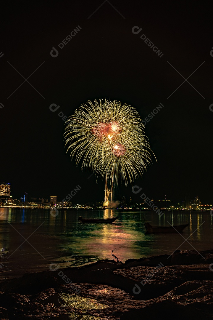 O fundo colorido abstrato do fogo de artifício ilumina o céu