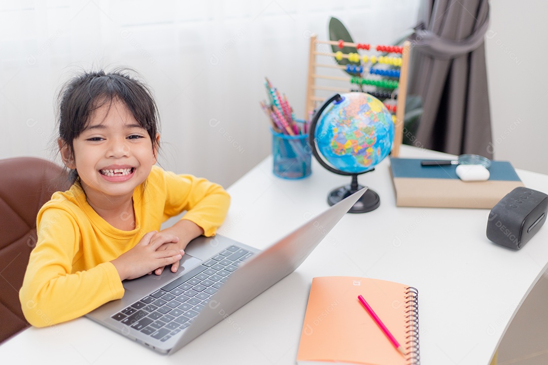 Menina asiática em casa fazendo lição de casa