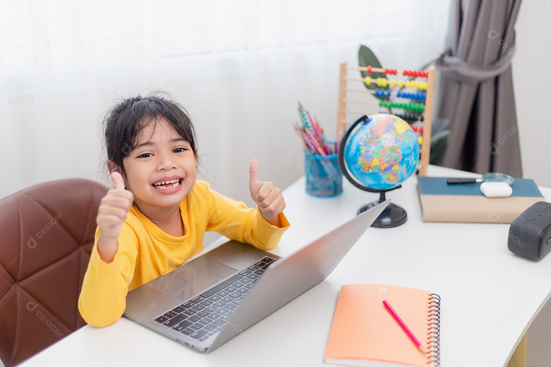 Menina asiática em casa fazendo lição de casa