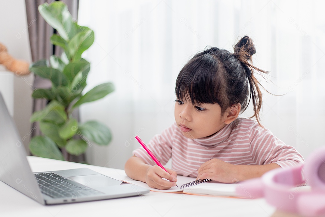 Menina asiática em casa fazendo lição de casa