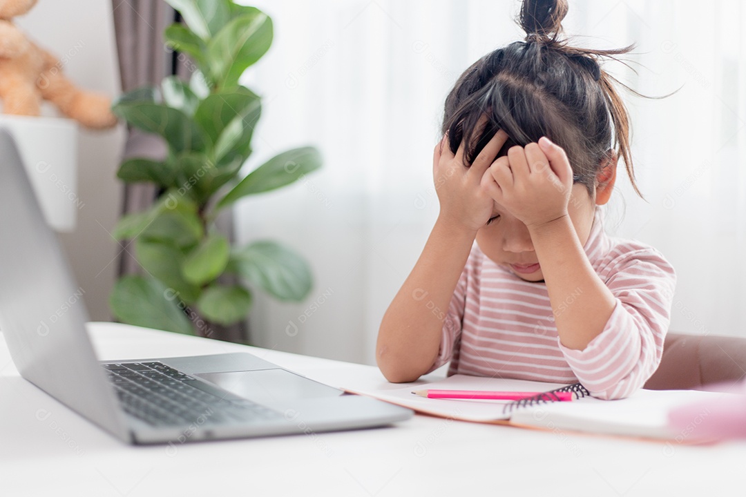 Menina asiática em casa fazendo lição de casa