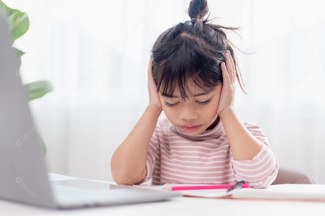 Menina asiática em casa fazendo lição de casa