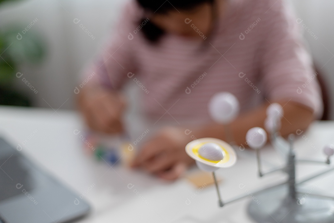 Menina asiática em casa fazendo lição de casa