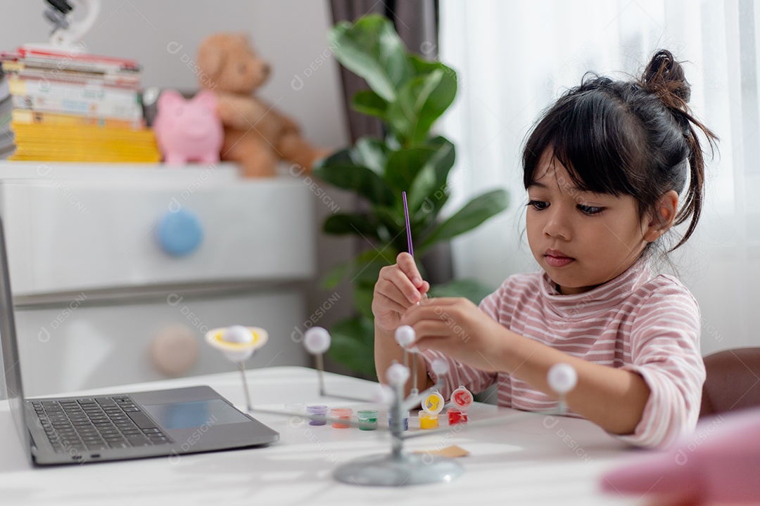 Menina asiática em casa fazendo lição de casa