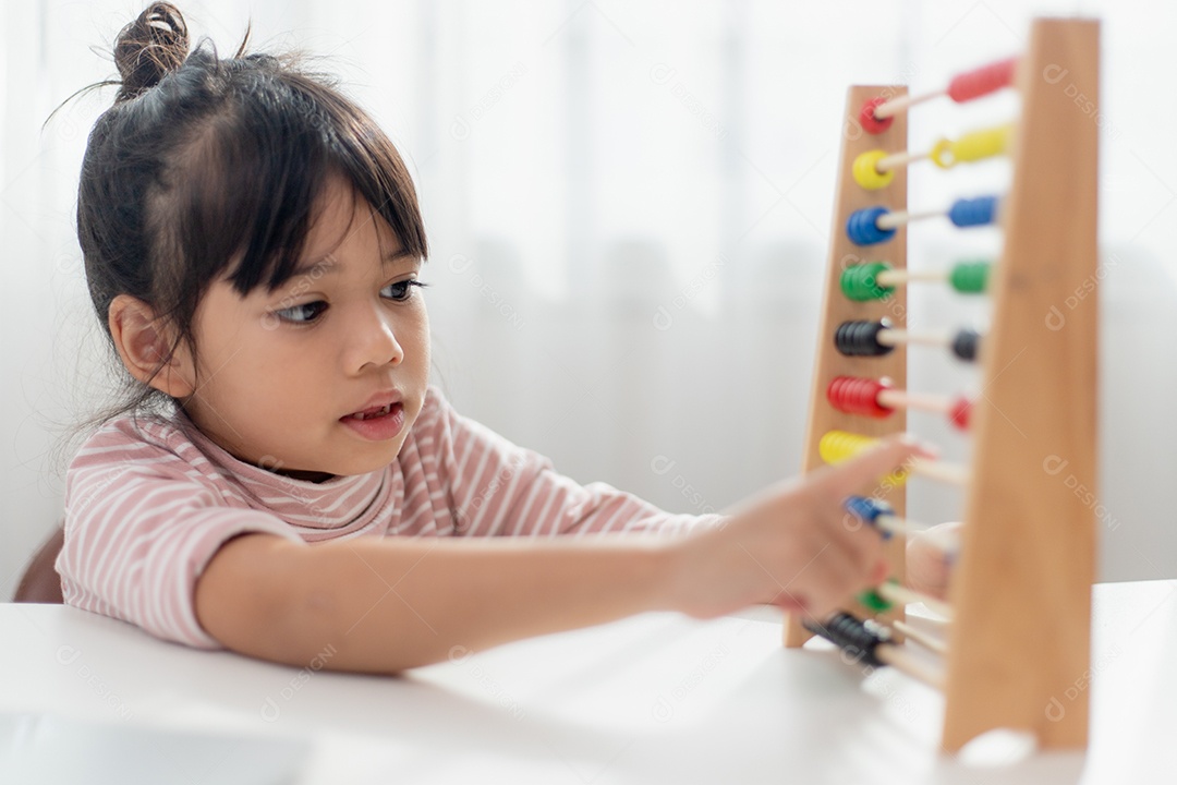 Menina jovem e bonita garota asiática está usando o ábaco com miçangas coloridas