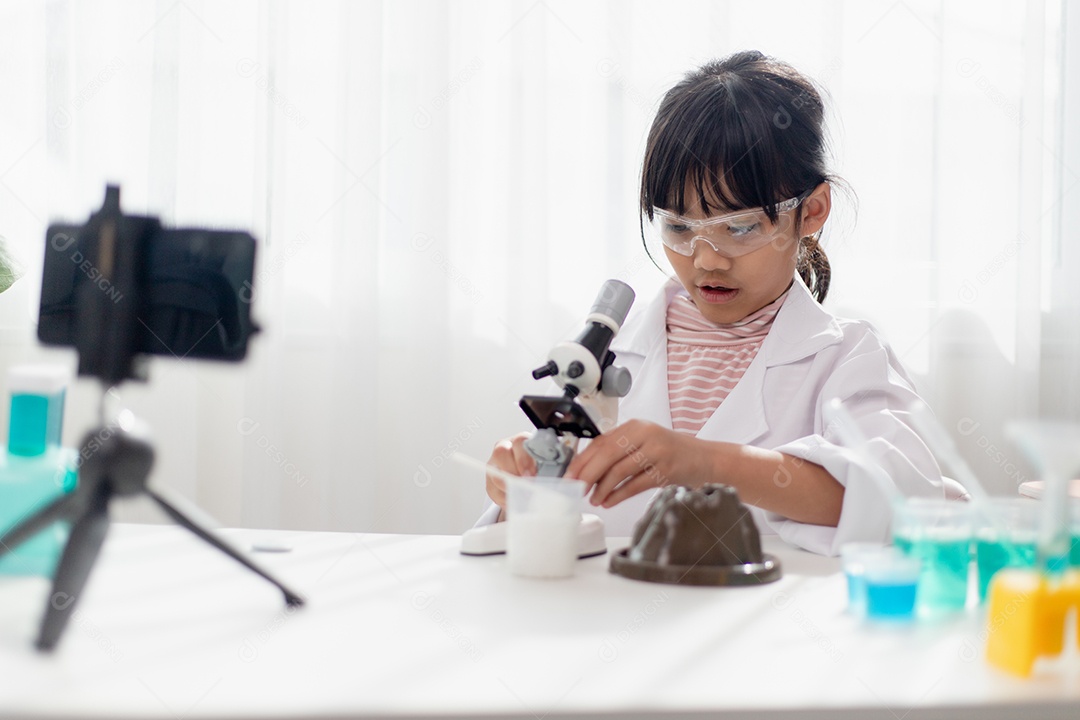 Educação, ciência, química e conceito de crianças jovem e estudante