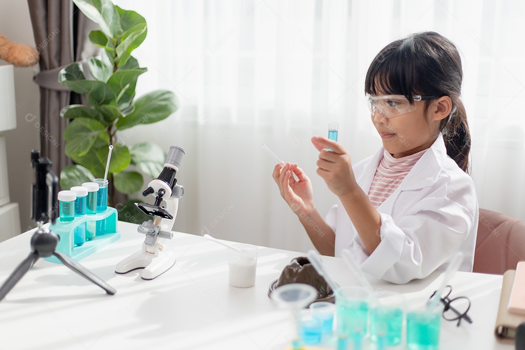 Educação, ciência, química e conceito de crianças jovem e estudante