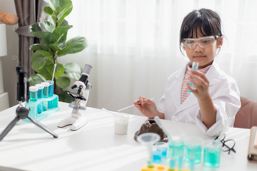 Educação, ciência, química e conceito de crianças jovem e estudante