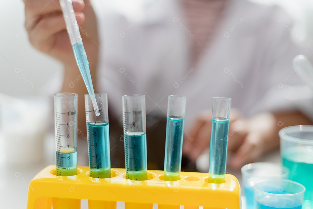 Educação, ciência, química e conceito de crianças jovem e estudante