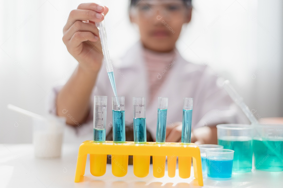 Educação, ciência, química e conceito de crianças jovem e estudante