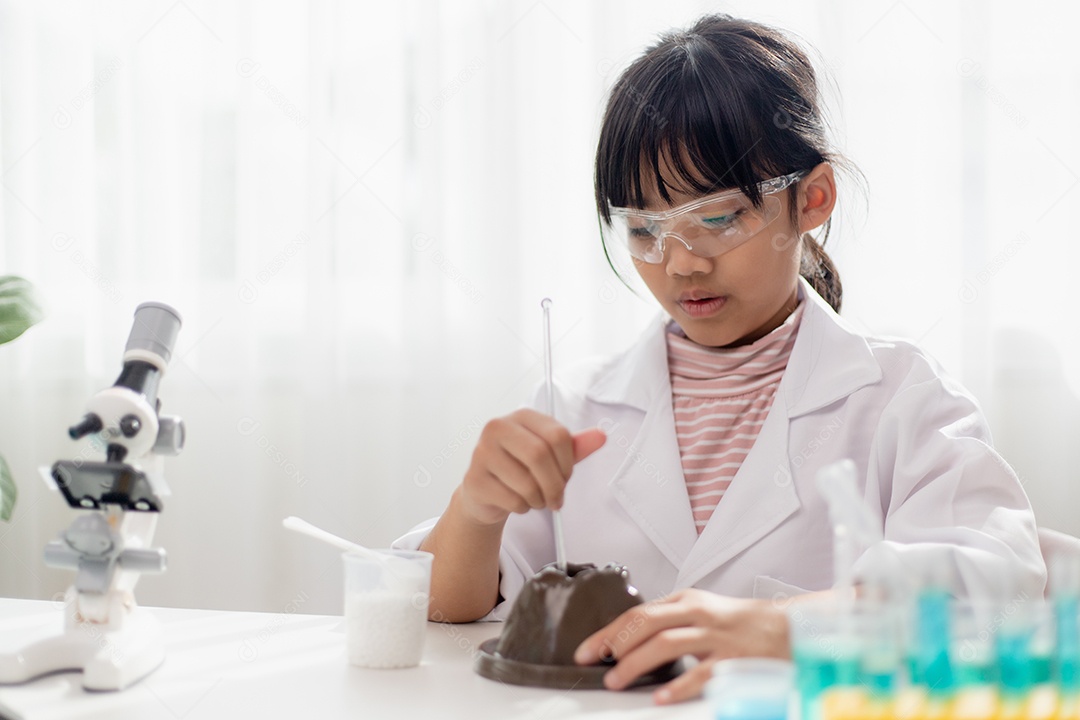Educação, ciência, química e conceito de crianças jovem e estudante