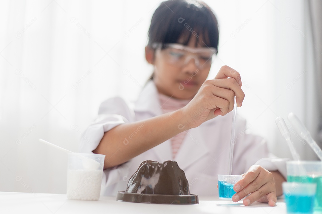 Educação, ciência, química e conceito de crianças jovem e estudante