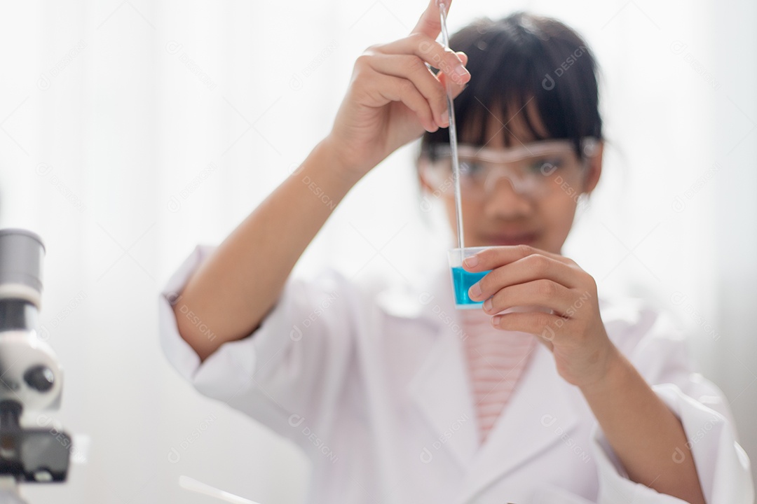 Educação, ciência, química e conceito de crianças jovem e estudante