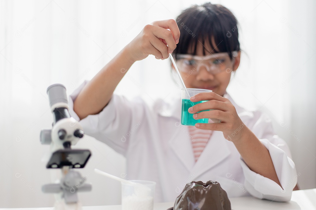 Educação, ciência, química e conceito de crianças jovem e estudante