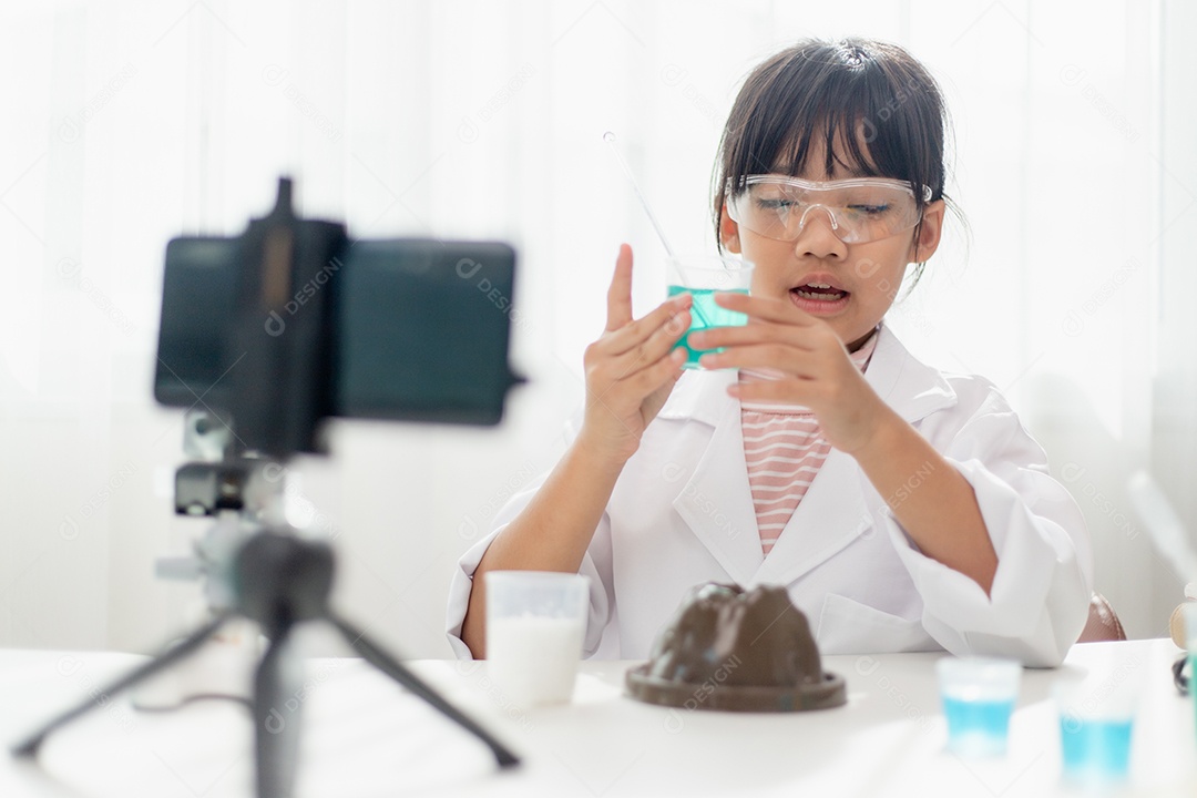 Educação, ciência, química e conceito de crianças jovem e estudante