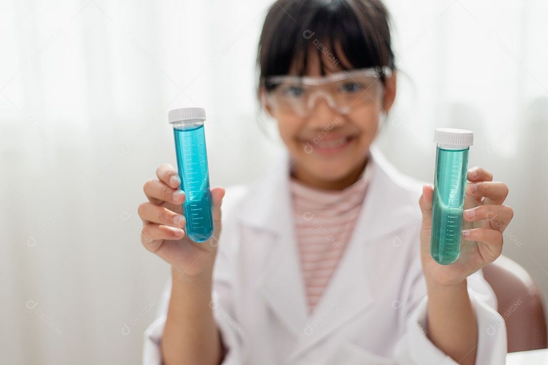 Educação, ciência, química e conceito de crianças jovem e estudante