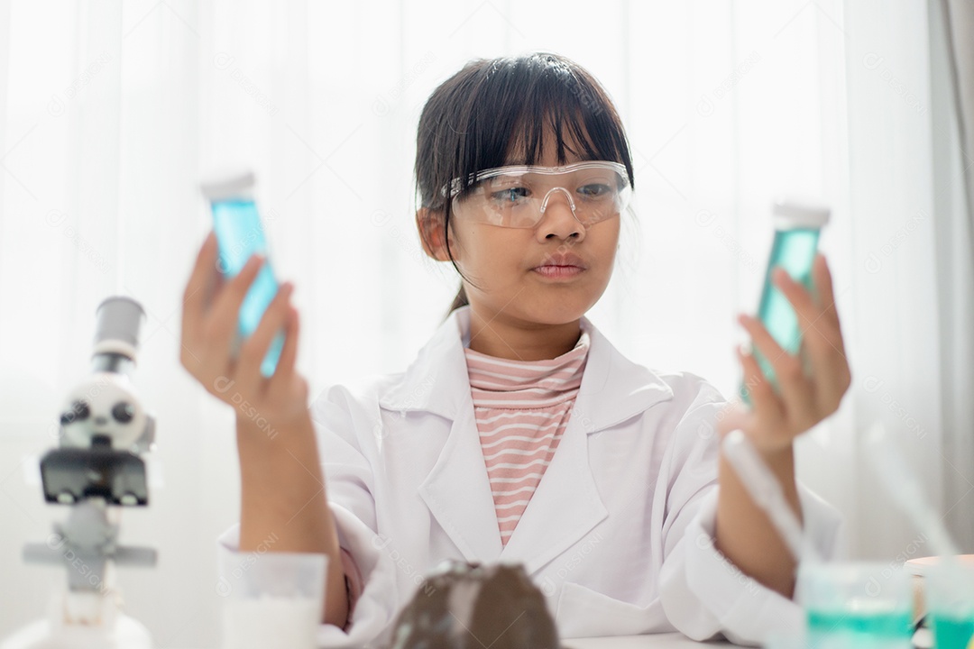 Educação, ciência, química e conceito de crianças jovem e estudante