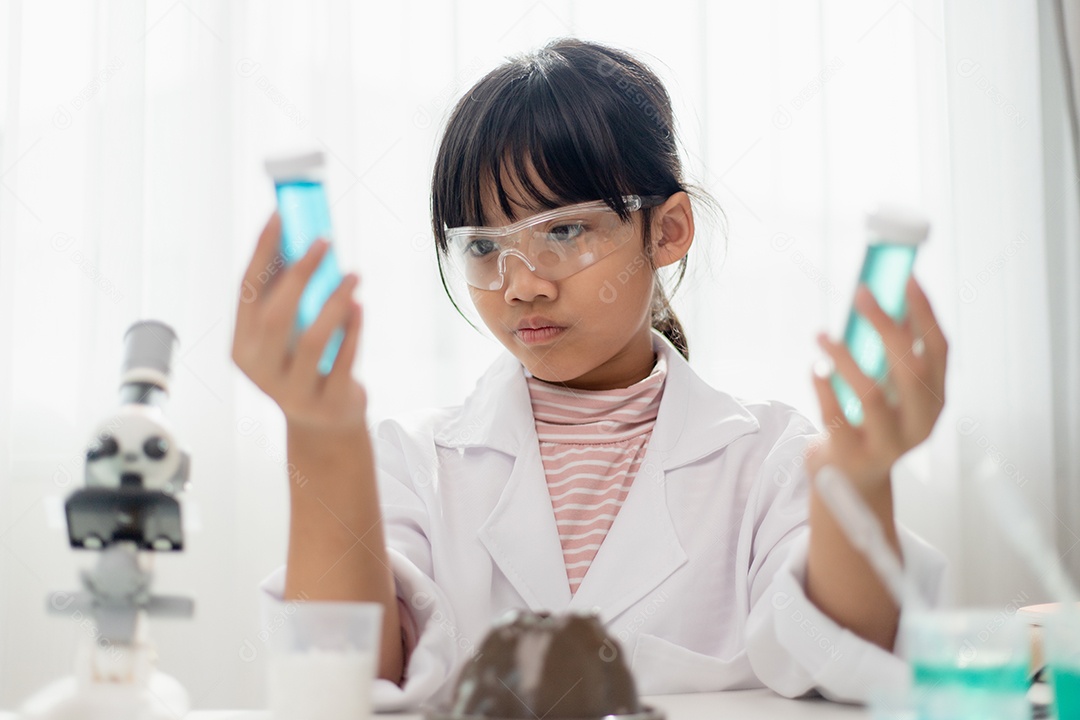 Educação, ciência, química e conceito de crianças jovem e estudante