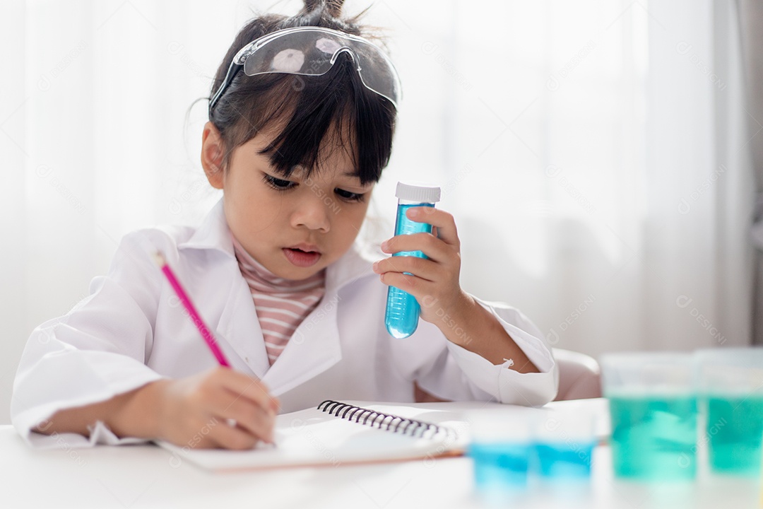 Educação, ciência, química e conceito de crianças jovem e estudante