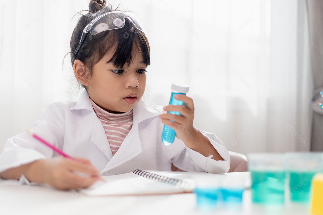 Educação, ciência, química e conceito de crianças jovem e estudante