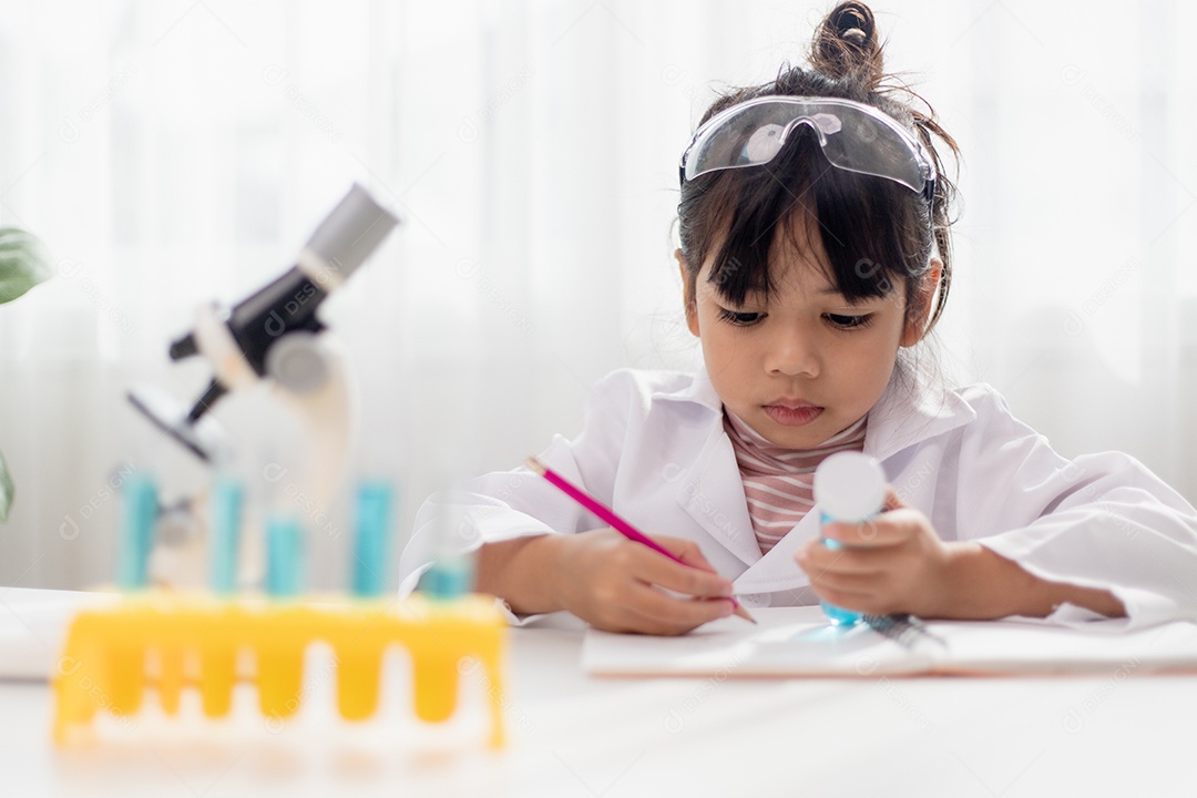 Educação, ciência, química e conceito de crianças jovem e estudante