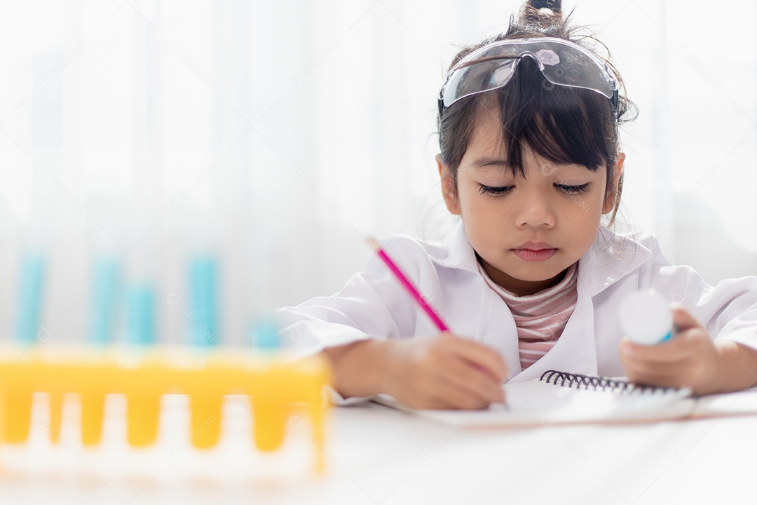 Educação, ciência, química e conceito de crianças jovem e estudante