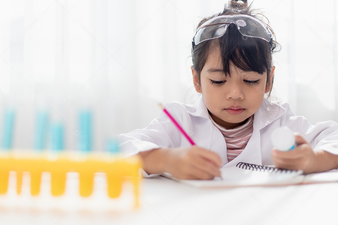 Educação, ciência, química e conceito de crianças jovem e estudante