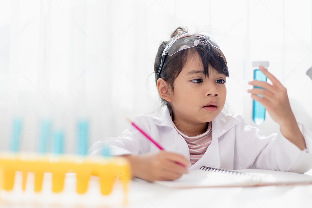 Educação, ciência, química e conceito de crianças jovem e estudante