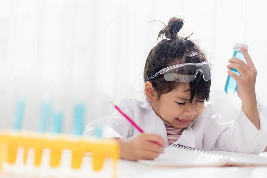 Educação, ciência, química e conceito de crianças jovem e estudante