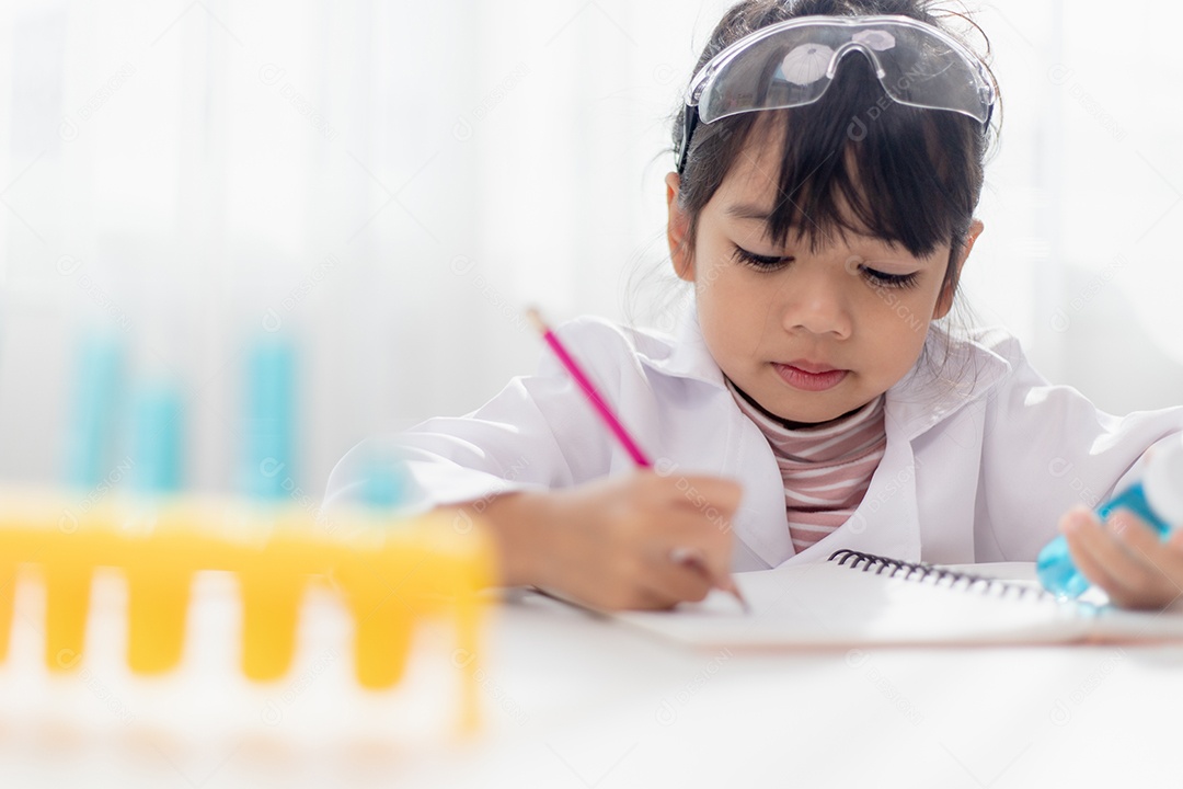 Educação, ciência, química e conceito de crianças jovem e estudante