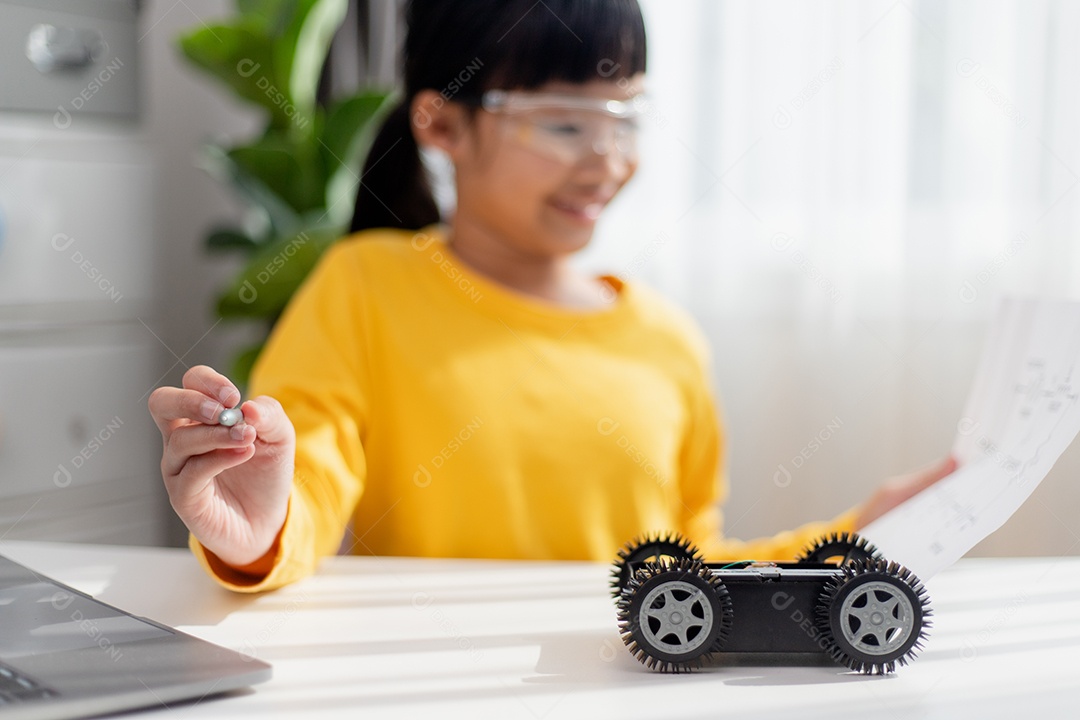 Estudante Asiática aprendem em casa a codificar carros robôs e eletrônicos