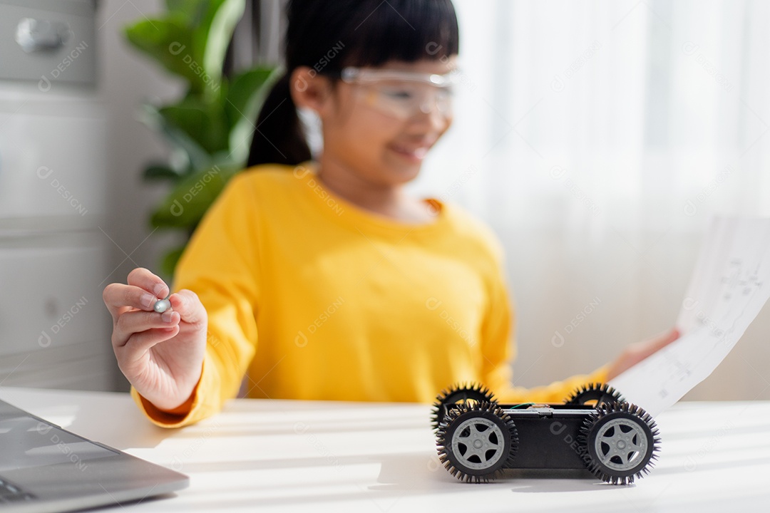 Estudante Asiática aprendem em casa a codificar carros robôs e eletrônicos