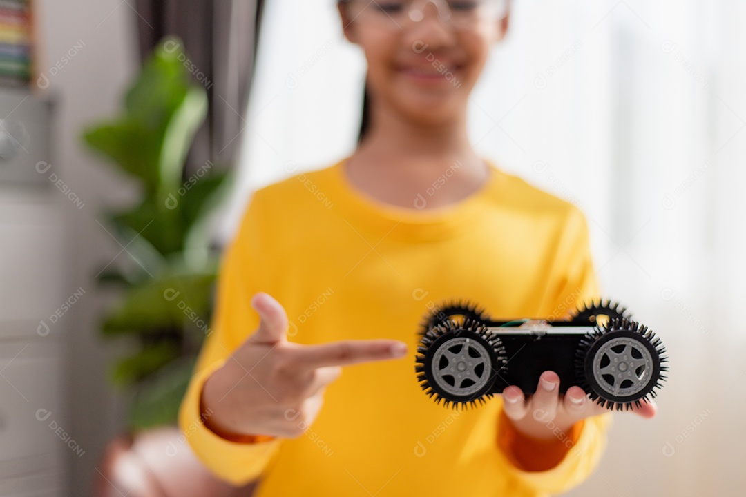 Estudante Asiática aprendem em casa a codificar carros robôs e eletrônicos