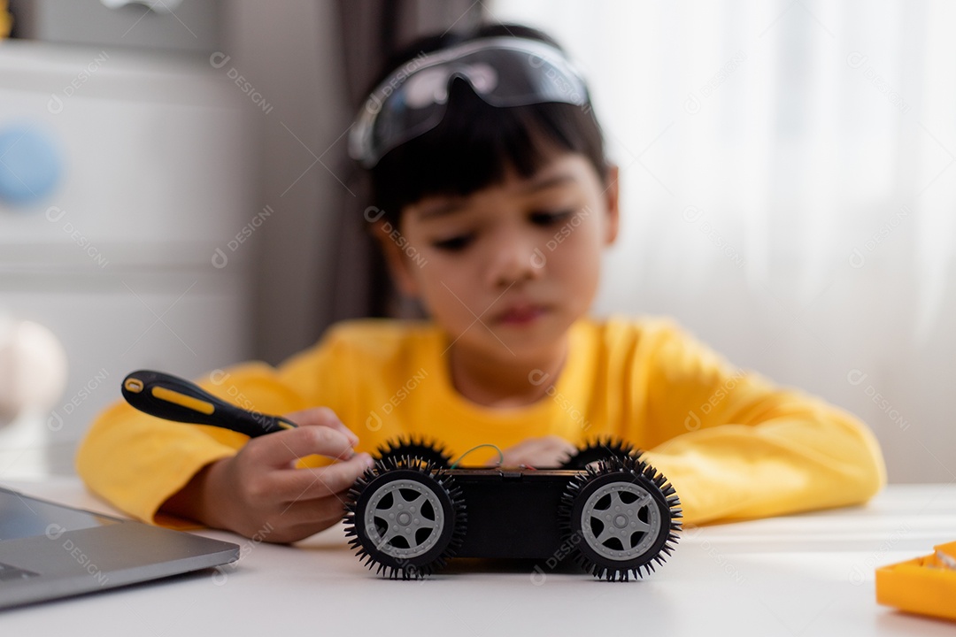 Estudante Asiática aprendem em casa a codificar carros robôs e eletrônicos