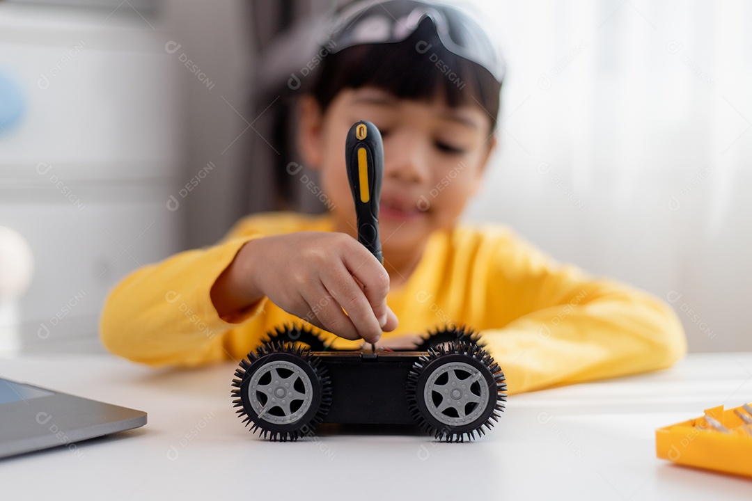 Estudante Asiática aprendem em casa a codificar carros robôs e eletrônicos