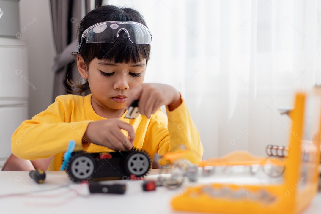 Estudante Asiática aprendem em casa a codificar carros robôs e eletrônicos