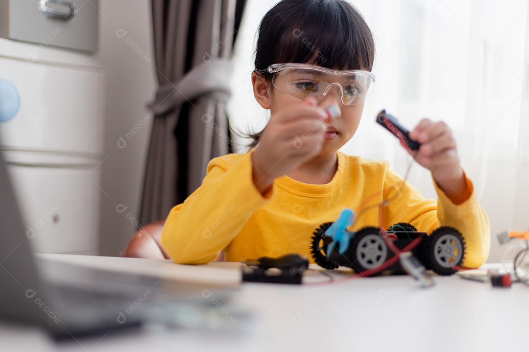 Estudante Asiática aprendem em casa a codificar carros robôs e eletrônicos