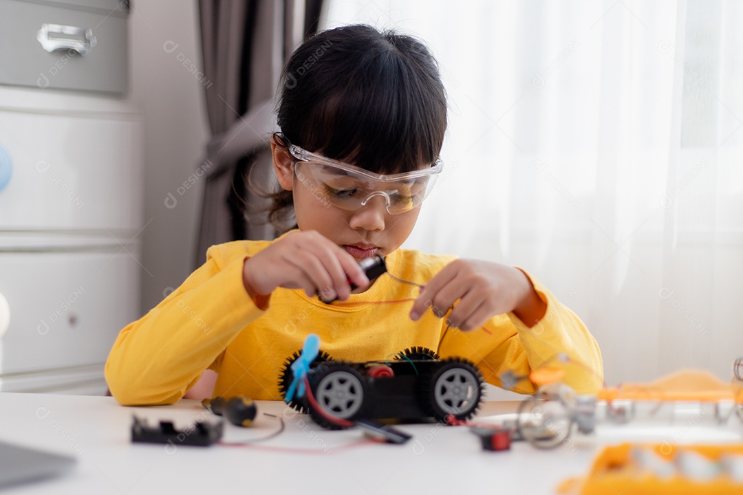 Estudante Asiática aprendem em casa a codificar carros robôs e eletrônicos