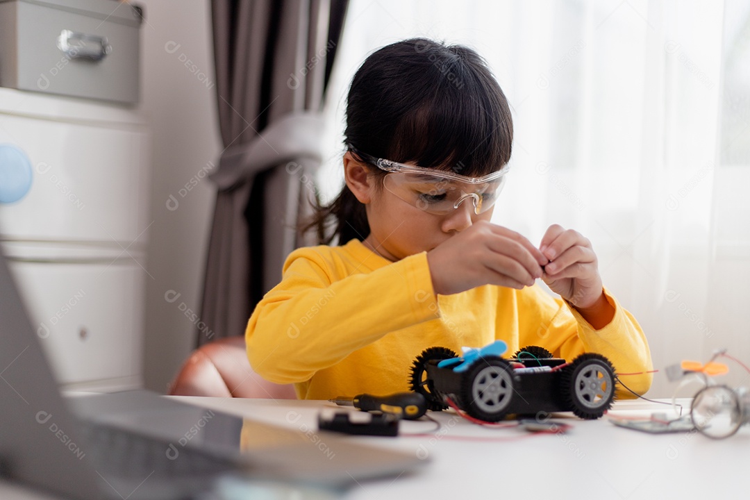 Estudante Asiática aprendem em casa a codificar carros robôs e eletrônicos