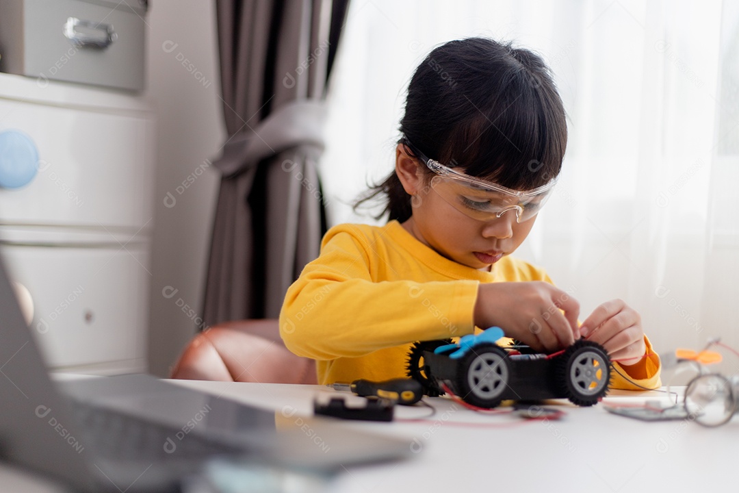 Estudante Asiática aprendem em casa a codificar carros robôs e eletrônicos