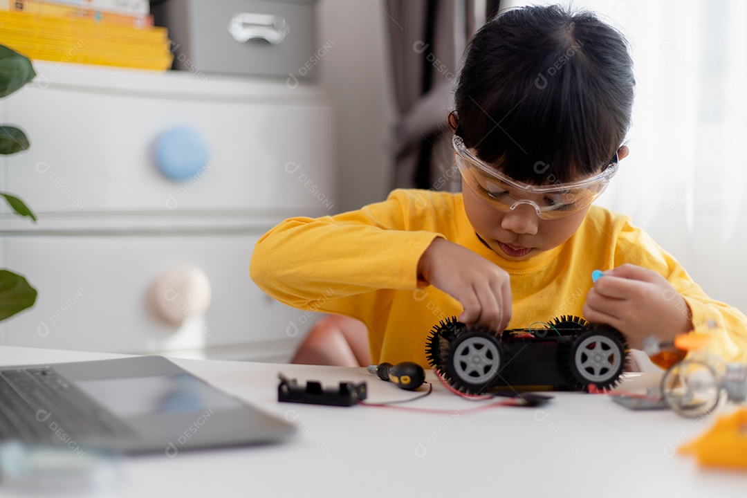 Estudante Asiática aprendem em casa a codificar carros robôs e eletrônicos