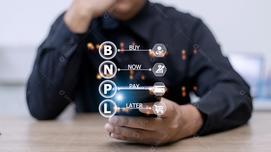 Empresários segurando um smartphone com ícones de BNPL com online